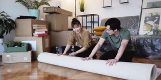 一对日本夫妇搬进新公寓，铺地毯