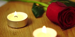 玫瑰和茶灯蜡烛