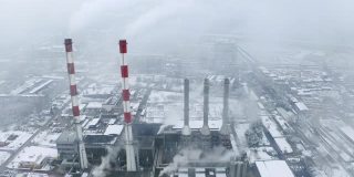 在多雾的冬天，热电厂的顶视图。