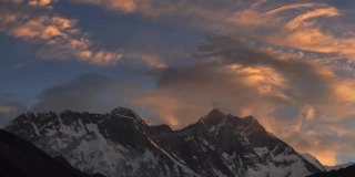 珠穆朗玛峰，尼泊尔——珠穆朗玛峰上日出的时间周期