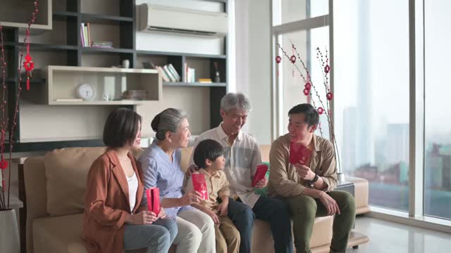 春节，家人团聚，夫妇带着孩子去爷爷奶奶家，给父母红包，给父母繁荣幸福