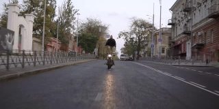 一个男人在城市里做特技骑行