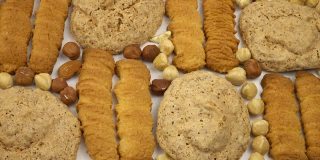 各种饼干，包括坚果饼干和脆饼在白色的背景