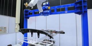 机械臂喷涂到汽车部件上。高科技制造业的概念。
