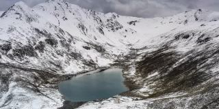 一个湖隐藏在雪山峡谷里