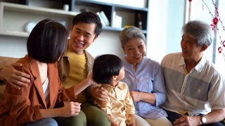 春节期间亚洲家庭团聚视频素材模板下载