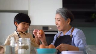 奶奶在厨房教孙子烘焙视频素材模板下载