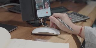 4K，特写，亚洲女人的手，同时短注和按键盘，笔记本电脑和智能手机在家里工作，慢镜头。
