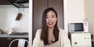 年轻女子通过网络摄像头与人交谈——第五部分——举手