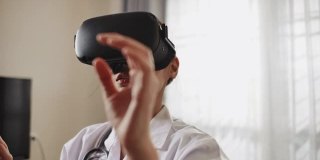医生使用VR眼镜分析医疗检查