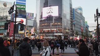 日本东京，忙碌拥挤的亚洲人和游客在涉谷十字路口拍照。日本地标旅游景点，冬季旅游生活方式，或亚洲城市生活视频素材模板下载