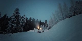 雪枪喷人造冰晶滑雪道，在冬季运动胜地造雪，造雪机近