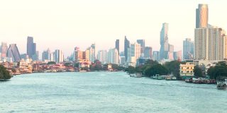 从白天到夜晚延时长曝光曼谷的城市景观和水上交通，带有城市景观概念的交通