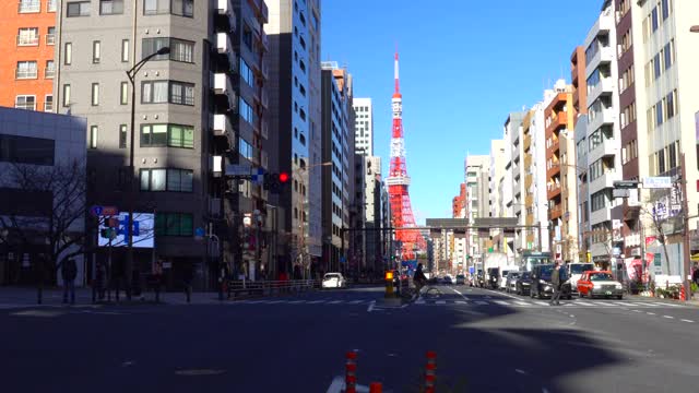 蓝色天空的东京塔。东京城市天际线和城市景观