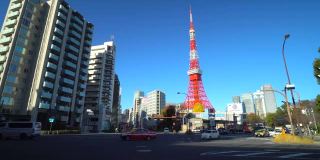 蓝色天空的东京塔。东京城市天际线和城市景观