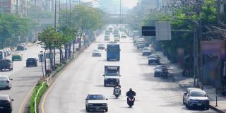 曼谷高峰时段的交通和汽车拥挤，具有城市景观概念的交通
