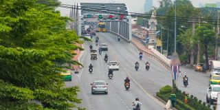 延时长时间曝光交通和汽车拥挤在曼谷高峰时间，交通与城市景观概念