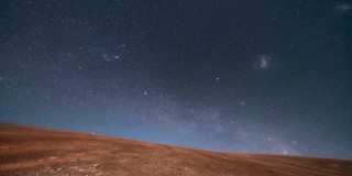 当月亮落下时，银河系在阿塔卡马沙漠的夜空中升起。一个敬畏的景象，星星和所有的人造卫星空间交通作为移动的星星在沙漠领域