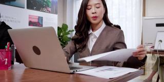 白种人女人用笔记本电脑女性的手打字笔记本电脑用短信指向网络绿色屏幕色度键色度键键盘白色设备工作信息学生女商人