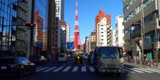 蓝色天空的东京塔。东京的城市