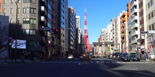 蓝色天空的东京塔。东京的城市