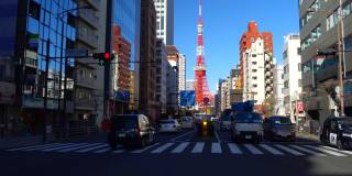 日本东京繁忙的街道和东京塔在远处。