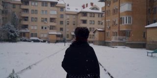 一个女人在下雪的时候散步