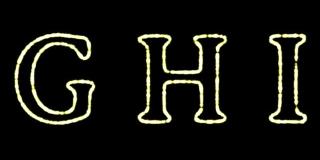 英文字母“G H I”出现在中心，一段时间后消失。抽象的孤立的模糊的节日彩灯在字母表的形式。
