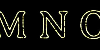 英文字母“M N O”出现在中心，一段时间后消失。抽象的孤立的模糊的节日彩灯在字母表的形式。