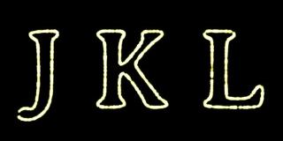 英文字母“J K L”出现在中心，一段时间后消失。抽象的孤立的模糊的节日彩灯在字母表的形式。