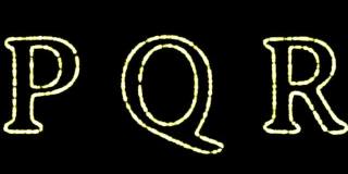 英文字母“P Q R”出现在中心，一段时间后消失。抽象的孤立的模糊的节日彩灯在字母表的形式。