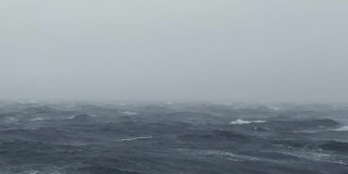 卑尔根港有暴风雨天气，狂风大作，海面波涛汹涌