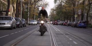 摩托车特技上的特技骑在城市的座位上