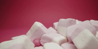 棉花糖和酸糖孤立在粉红色的背景