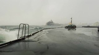 卑尔根港有暴风雨天气，狂风大作，海面波涛汹涌视频素材模板下载