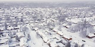 鸟瞰图蒙特利尔郊区在冬季雪灾后，拉瓦尔，魁北克，加拿大