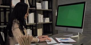 女商人在办公室用电脑绿屏拍摄，每秒60帧