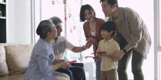 春节期间，亚洲华人的祖父母在家给孙子发红包