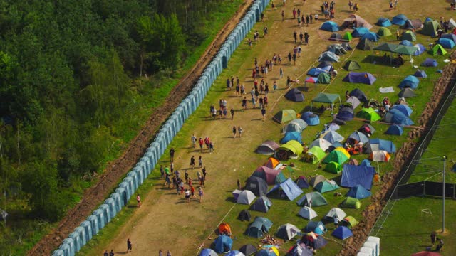 音乐节的露营地。绿色的田野和森林。鸟瞰图