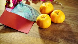 橘子和带有马来西亚货币的木制背景的中国红包视频素材模板下载