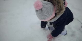 快乐的孩子在雪地里玩，向镜头扔雪球，慢镜头