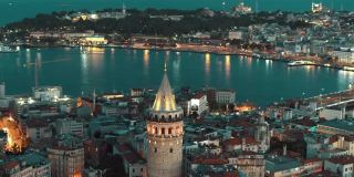 鸟瞰图加拉塔和加拉塔桥伊斯坦布尔夜间- 4K无人机镜头