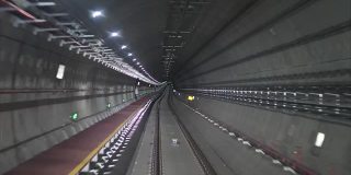 延时自动列车在隧道中行驶，在黑暗隧道中快速观看地铁旅程4k镜头。