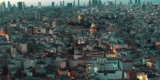 鸟瞰图加拉塔和摩天大楼在晚上伊斯坦布尔- 4K无人机镜头