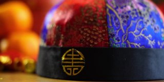 特写古代帽子和其他中国新年装饰项目