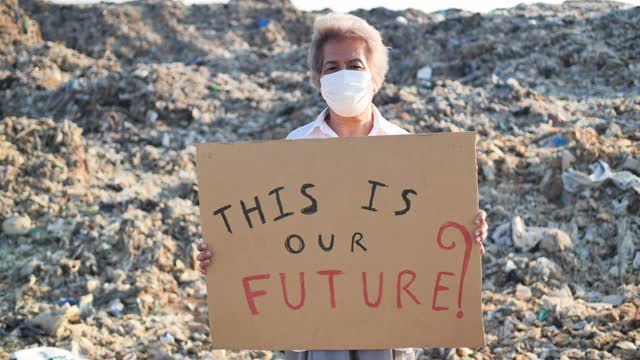 老年人正在为全球垃圾的未来而斗争。