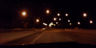 智能手机拍摄的夜间桥上行驶的慢动作