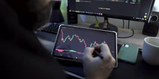 分析平板电脑股票市场数据图，股票市场上升动态图，成长和下降的财务图