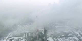 冬季多雾的火电厂烟囱
