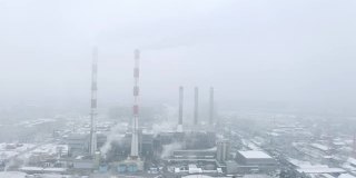 冬季多雾的火电厂烟囱。